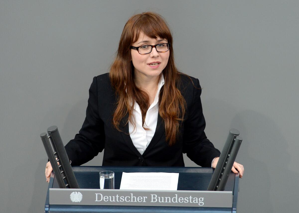 Giousouf, Cemile Cemile Giousouf, CDU/CSU, Bundestagsabgeordnete, Abgeordnete, Mitglied des Deutschen Bundestages, MdB, Rede, Deutscher Bundestag, 15. Sitzung, Top 16, Thema: BAföG-Reform.; Rednerpult.