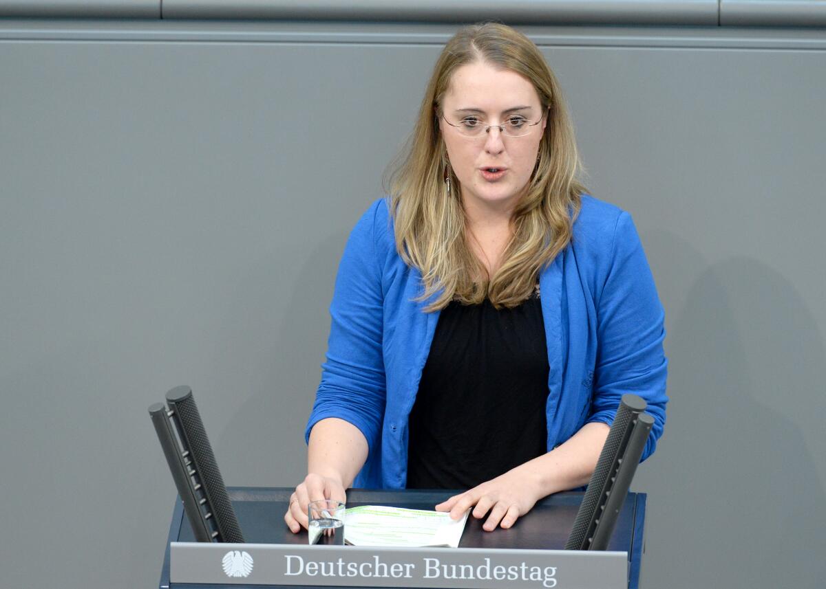 Katharina Dröge, Bündnis 90/Die Grünen, Bundestagsabgeordnete, Abgeordnete, Mitglied des Deutschen Bundestages, MdB, Rede, Deutscher Bundestag, 14. Sitzung, Top 3, Thema: Regierungserklärung zur Sozialen Marktwirtschaft heute und Aussprache.; Rednerpult. Dröge, Katharina Katharina Dröge, Bündnis 90/Die Grünen, Bundestagsabgeordnete, Abgeordnete, Mitglied des Deutschen Bundestages, MdB, Rede, Deutscher Bundestag, 14. Sitzung, Top 3, Thema: Regierungserklärung zur Sozialen Marktwirtschaft heute und Aussprache.; Rednerpult.