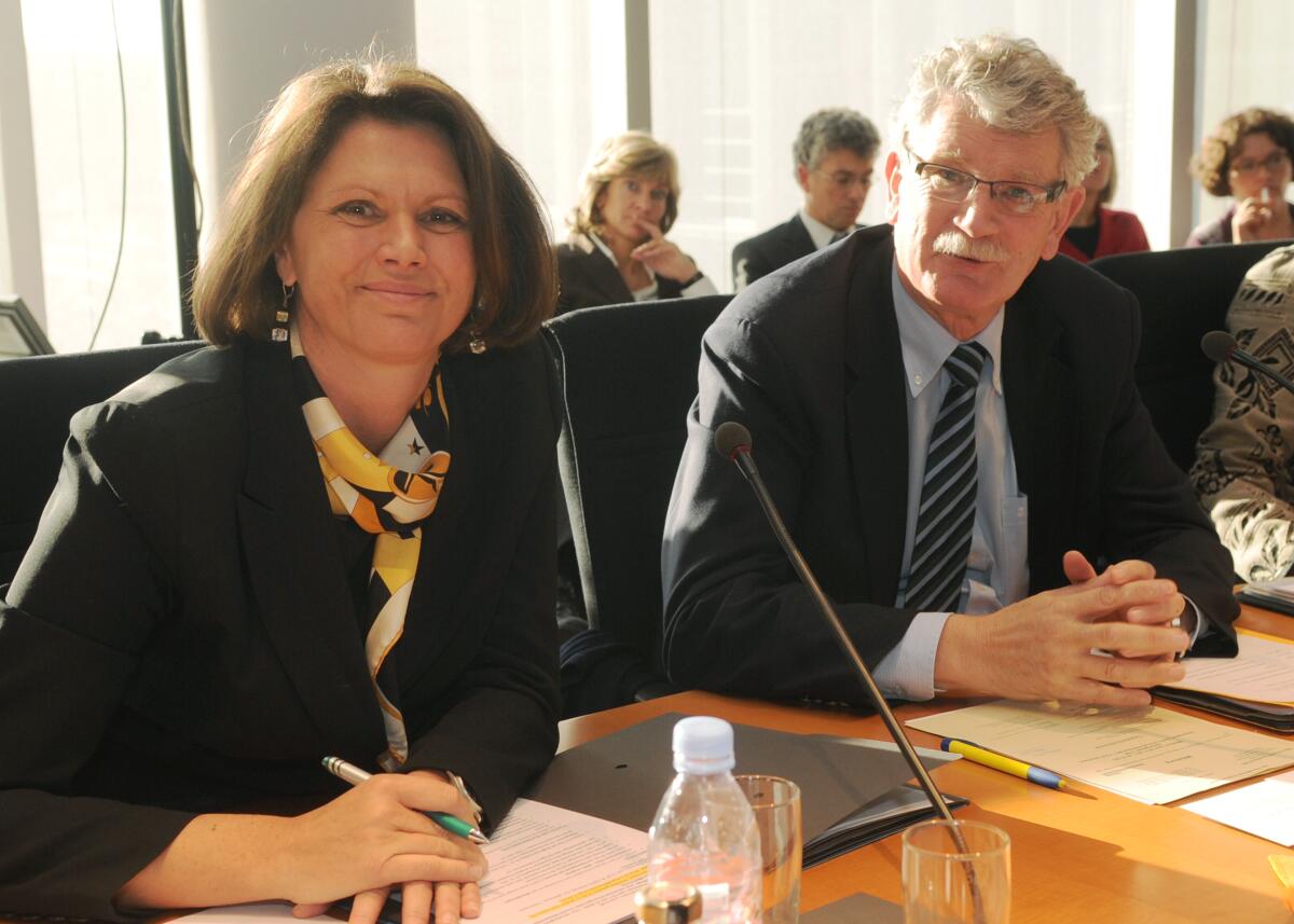 Ilse Aigner, CDU/CSU, Bundesminsterin für Ernährung, Landwirtschaft und Verbraucherschutz, ist zu Gast im gleichnamigen Ausschuss des Deutschen Bundestages. Die Sitzung wird von dem Ausschussvorsitzenden Hans-Michael Goldmann, FDP, geleitet. Goldmann, Hans-Michael; Aigner, Ilse Ilse Aigner, CDU/CSU, Bundesminsterin für Ernährung, Landwirtschaft und Verbraucherschutz, ist zu Gast im gleichnamigen Ausschuss des Deutschen Bundestages. Die Sitzung wird von dem Ausschussvorsitzenden Hans-Michael Goldmann, FDP, geleitet.