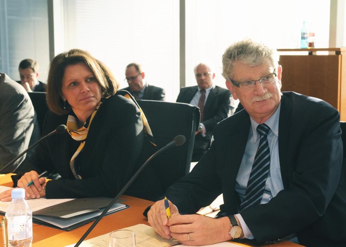 Ilse Aigner, CDU/CSU, Bundesminsterin für Ernährung, Landwirtschaft und Verbraucherschutz, ist zu Gast im gleichnamigen Ausschuss des Deutschen Bundestages. Die Sitzung wird von dem Ausschussvorsitzenden Hans-Michael Goldmann, FDP, geleitet. Goldmann, Hans-Michael; Aigner, Ilse Ilse Aigner, CDU/CSU, Bundesminsterin für Ernährung, Landwirtschaft und Verbraucherschutz, ist zu Gast im gleichnamigen Ausschuss des Deutschen Bundestages. Die Sitzung wird von dem Ausschussvorsitzenden Hans-Michael Goldmann, FDP, geleitet.