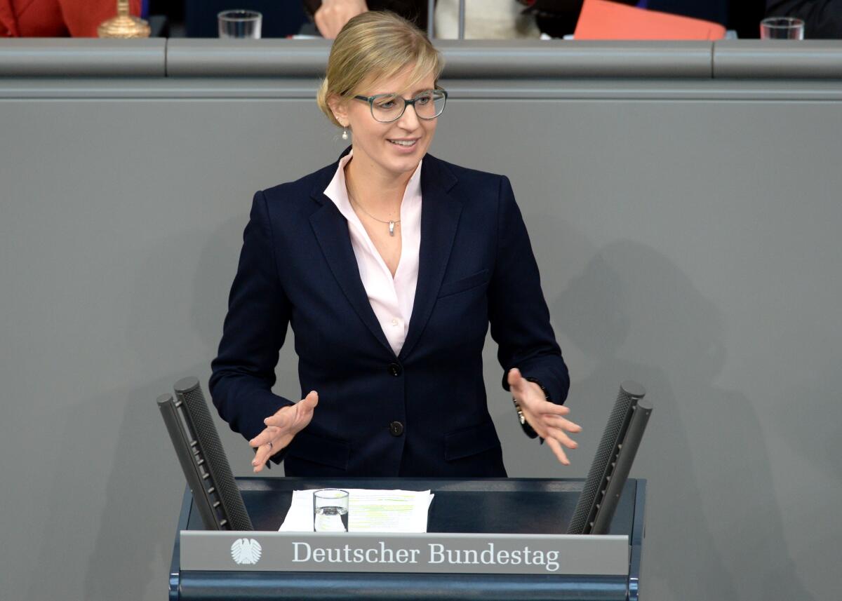 Katrin Albsteiger, CDU/CSU, Bundestagsabgeordnete, Abgeordnete, Mitglied des Deutschen Bundestages, MdB, Rede, Deutscher Bundestag, 15. Sitzung, Top 16, Thema: BAföG-Reform.; Rednerpult. Albsteiger, Katrin Katrin Albsteiger, CDU/CSU, Bundestagsabgeordnete, Abgeordnete, Mitglied des Deutschen Bundestages, MdB, Rede, Deutscher Bundestag, 15. Sitzung, Top 16, Thema: BAföG-Reform.; Rednerpult.