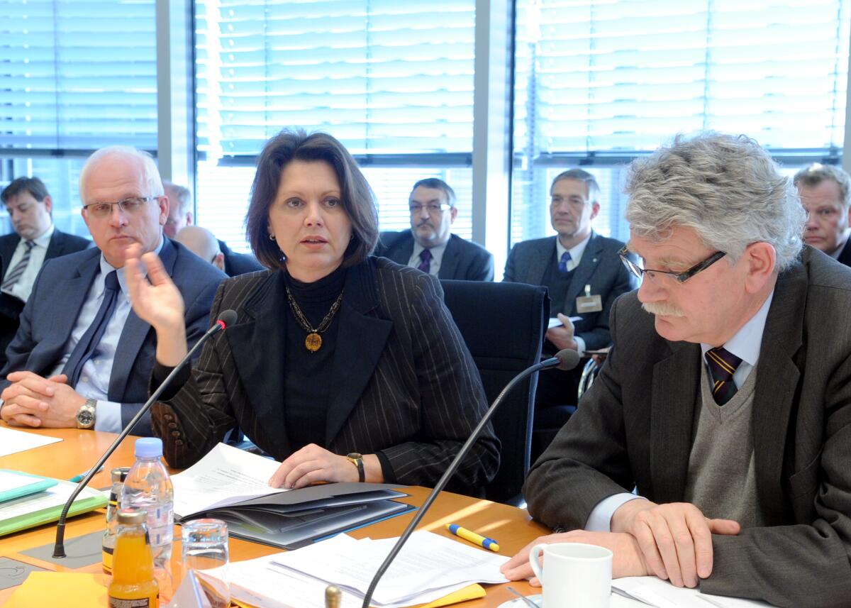Ilse Aigner, (mitte), CDU/CSU, Bundesministerin für Ernährung, Landwirtschaft und Verbraucherschutz, nimmt als Gast an der Ausschusssitzung des Ausschusses des Deutschen Bundestages für Ernährung, Landwirtschaft und Verbraucherschutz, teil. Die Sitzung wird von dem Vorsitzenden des Ausschusses, Hans-Michael Goldmann, (re), FDP, geleitet. Links im Bild der Parlamentarische Staatssekretär Peter Bleser, CDU/CSU. Goldmann, Hans-Michael; Aigner, Ilse; Bleser, Peter Ilse Aigner, (mitte), CDU/CSU, Bundesministerin für Ernährung, Landwirtschaft und Verbraucherschutz, nimmt als Gast an der Ausschusssitzung des Ausschusses des Deutschen Bundestages für Ernährung, Landwirtschaft und Verbraucherschutz, teil. Die Sitzung wird von dem Vorsitzenden des Ausschusses, Hans-Michael Goldmann, (re), FDP, geleitet. Links im Bild der Parlamentarische Staatssekretär Peter Bleser, CDU/CSU.