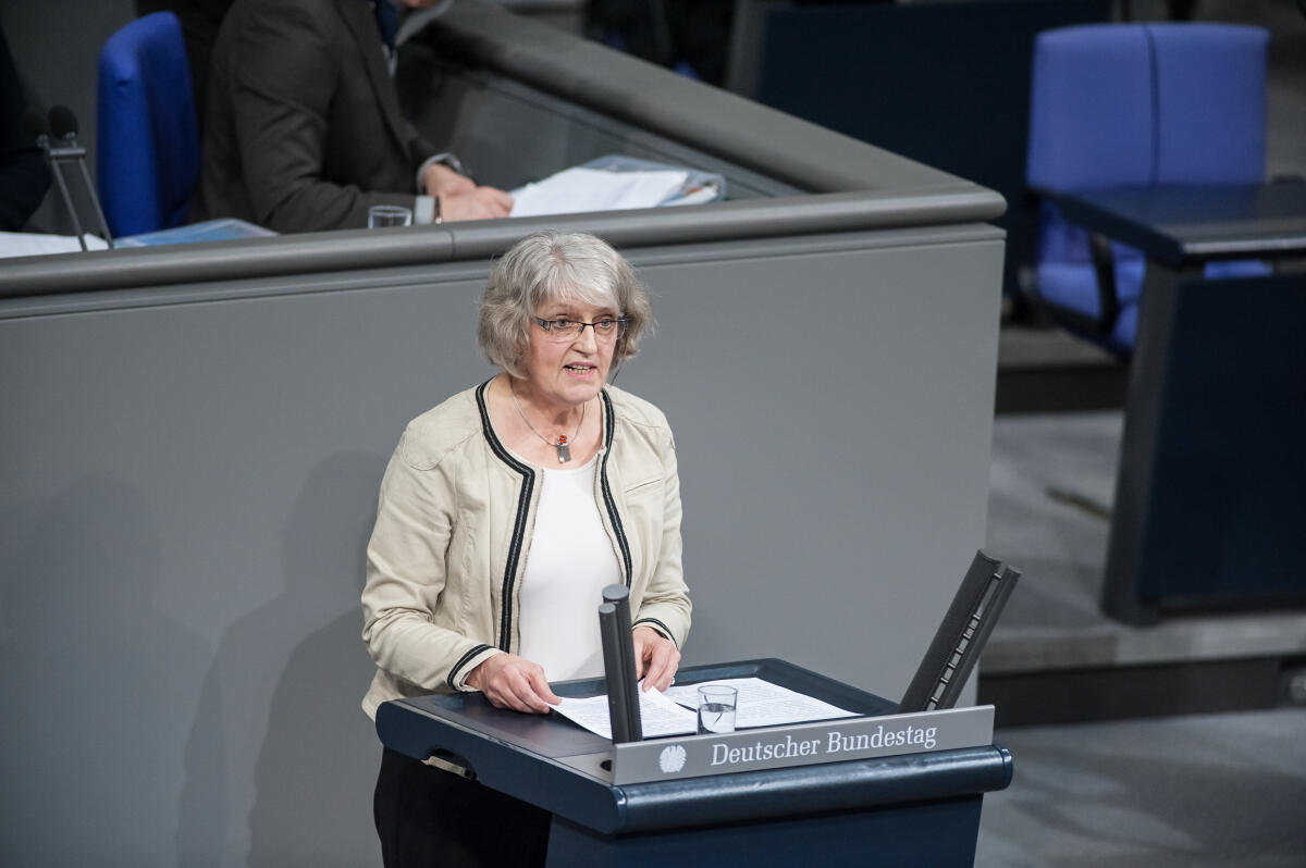 Gabi Weber, SPD, MdB, bei ihrer Rede am Rednerpult im Plenarsaal des Deutschen Bundestages im Reichstagsgebäude.; Rednerin Weber, Gabi Gabi Weber, SPD, MdB, bei ihrer Rede am Rednerpult im Plenarsaal des Deutschen Bundestages im Reichstagsgebäude.; Rednerin