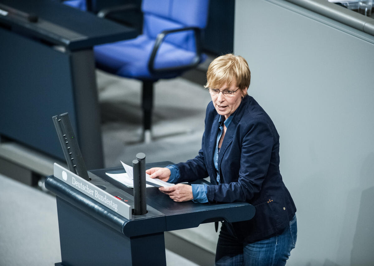 Maria Klein-Schmeink, Bündnis 90 /Die Grünen, MdB, hält eine Rede im Plenarsaal des Deutschen Bundestages im Reichstagsgebäude.; Rede halten, reden, Rednerpult, Bundestagsabgeordnete, Abgeordnete, Mitglied des Deutschen Bundestages, Plenum. Klein-Schmeink, Maria Maria Klein-Schmeink, Bündnis 90 /Die Grünen, MdB, hält eine Rede im Plenarsaal des Deutschen Bundestages im Reichstagsgebäude.; Rede halten, reden, Rednerpult, Bundestagsabgeordnete, Abgeordnete, Mitglied des Deutschen Bundestages, Plenum.