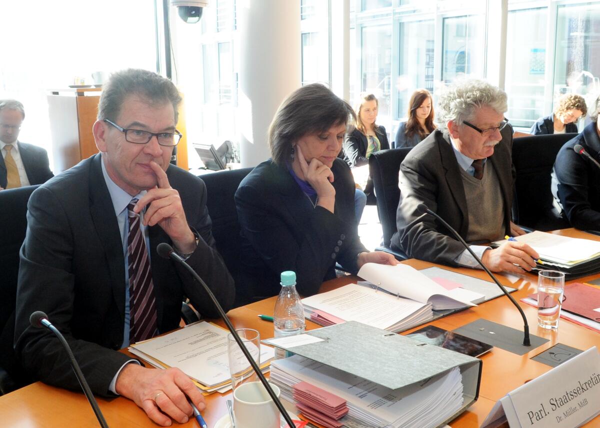 Ilse Aigner, CDU/CSU, Bundesministerin für Ernährung, Landwirtschaft und Verbraucherschutz ist zu Gast im gleichnamigen Ausschuss des Deutschen Bundestages. Dieser wird vom Vorsitzenden Hans-Michael Goldmann, FDP, (re), geleitet. Links der Parlamentarische Staatssekretär Dr. Gerd Müller. Goldmann, Hans-Michael; Aigner, Ilse; Müller, Gerd Ilse Aigner, CDU/CSU, Bundesministerin für Ernährung, Landwirtschaft und Verbraucherschutz ist zu Gast im gleichnamigen Ausschuss des Deutschen Bundestages. Dieser wird vom Vorsitzenden Hans-Michael Goldmann, FDP, (re), geleitet. Links der Parlamentarische Staatssekretär Dr. Gerd Müller.
