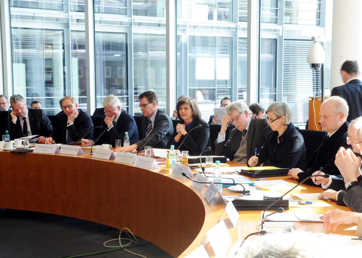 Ilse Aigner, (5.v.li), CDU/CSU, Bundesministerin für Ernährung, Landwirtschaft und Verbraucherschutz ist zu Gast im gleichnamigen Ausschuss des Deutschen Bundestages. Dieser wird vom Vorsitzenden Hans-Michael Goldmann, FDP, (3.v.re), geleitet. 4.v.li. der Parlamentarische Staatssekretär Dr. Gerd Müller.; Übersicht. Goldmann, Hans-Michael; Aigner, Ilse; Müller, Gerd Ilse Aigner, (5.v.li), CDU/CSU, Bundesministerin für Ernährung, Landwirtschaft und Verbraucherschutz ist zu Gast im gleichnamigen Ausschuss des Deutschen Bundestages. Dieser wird vom Vorsitzenden Hans-Michael Goldmann, FDP, (3.v.re), geleitet. 4.v.li. der Parlamentarische Staatssekretär Dr. Gerd Müller.; Übersicht.