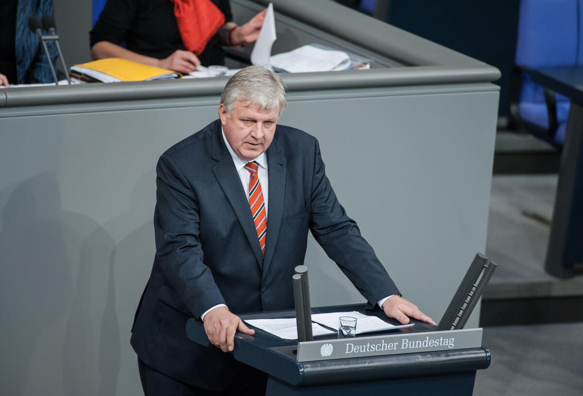Kees de Vries, CDU/CSU, MdB, hält eine Rede im Plenarsaal des Deutschen Bundestages im Reichstagsgebäude.; Rede halten, reden, Rednerpult, Bundestagsabgeordneter, Abgeordneter, Mitglied des Deutschen Bundestages, Plenum. Vries, Kees de Kees de Vries, CDU/CSU, MdB, hält eine Rede im Plenarsaal des Deutschen Bundestages im Reichstagsgebäude.; Rede halten, reden, Rednerpult, Bundestagsabgeordneter, Abgeordneter, Mitglied des Deutschen Bundestages, Plenum.