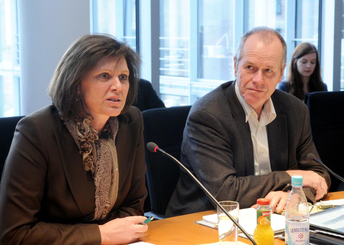 Die Bundesministerin für Ernährung, Landwirtschaft und Verbraucherschutz, Ilse Aigner, CDU/CSU, ist zu Gast beim gleichnamigen Ausschuss des Deutschen Bundestages. Die Sitzung wird vom stellvertretenden Vorsitzenden des Ausschusses, Friedrich Ostendorff, Bündnis 90/Die Grünen, geleitet. Ostendorff, Friedrich; Aigner, Ilse Die Bundesministerin für Ernährung, Landwirtschaft und Verbraucherschutz, Ilse Aigner, CDU/CSU, ist zu Gast beim gleichnamigen Ausschuss des Deutschen Bundestages. Die Sitzung wird vom stellvertretenden Vorsitzenden des Ausschusses, Friedrich Ostendorff, Bündnis 90/Die Grünen, geleitet.
