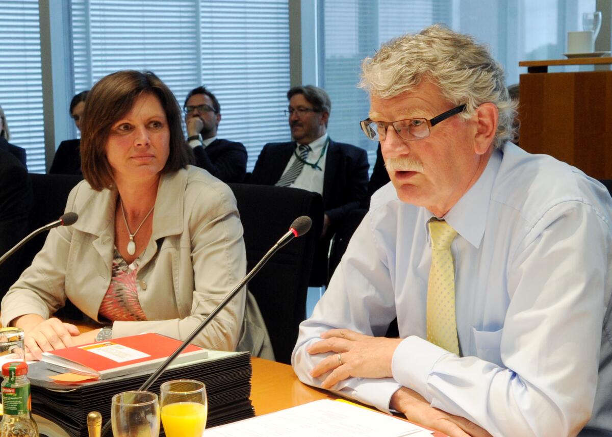 Ilse Aigner, CDU/CSU, Bundesministerin für Ernährung, Landwirtschaft und Verbraucherschutz, ist zu Gast beim gleichnamigen Ausschuss des Deutschen Bundestages. Der Ausschuss, an dem Mitglieder des Agrar- und Fischereirates teilnehmen, wird vom Vorsitzenden Hans-Michael Goldmann, FDP, geleitet. Goldmann, Hans-Michael; Aigner, Ilse Ilse Aigner, CDU/CSU, Bundesministerin für Ernährung, Landwirtschaft und Verbraucherschutz, ist zu Gast beim gleichnamigen Ausschuss des Deutschen Bundestages. Der Ausschuss, an dem Mitglieder des Agrar- und Fischereirates teilnehmen, wird vom Vorsitzenden Hans-Michael Goldmann, FDP, geleitet.