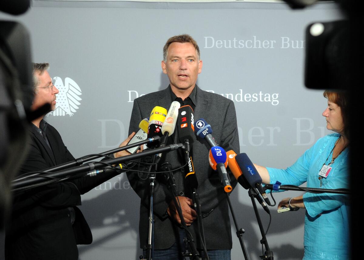 Der 2. Untersuchungsausschuss des Verteidigungsausschusses des Deutschen Bundestages zum Entwicklungsvorhaben Euro Hawk vernimmt den Zeugen Stéphane Beemelmans, Staatssekretär im Bundesministerium der Verteidigung. Dr. h. c. Susanne Kastner, SPD, Vorsitzende des Ausschusses, leitet die Sitzung. Jan van Aken (hier im Bild), DIE LINKE, Mitglied des Deutschen Bundestages und des Ausschusses, gibt nach der Zeugenvernehmung von Staatssekretär Beemelmans ein Pressestatement.; Bundesverteidigungsministerium, Mikros, Mikrofone, Presse, Medien, Statement. Aken, Jan van Der 2. Untersuchungsausschuss des Verteidigungsausschusses des Deutschen Bundestages zum Entwicklungsvorhaben Euro Hawk vernimmt den Zeugen Stéphane Beemelmans, Staatssekretär im Bundesministerium der Verteidigung. Dr. h. c. Susanne Kastner, SPD, Vorsitzende des Ausschusses, leitet die Sitzung. Jan van Aken (hier im Bild), DIE LINKE, Mitglied des Deutschen Bundestages und des Ausschusses, gibt nach der Zeugenvernehmung von Staatssekretär Beemelmans ein Pressestatement.; Bundesverteidigungsministerium, Mikros, Mikrofone, Presse, Medien, Statement.