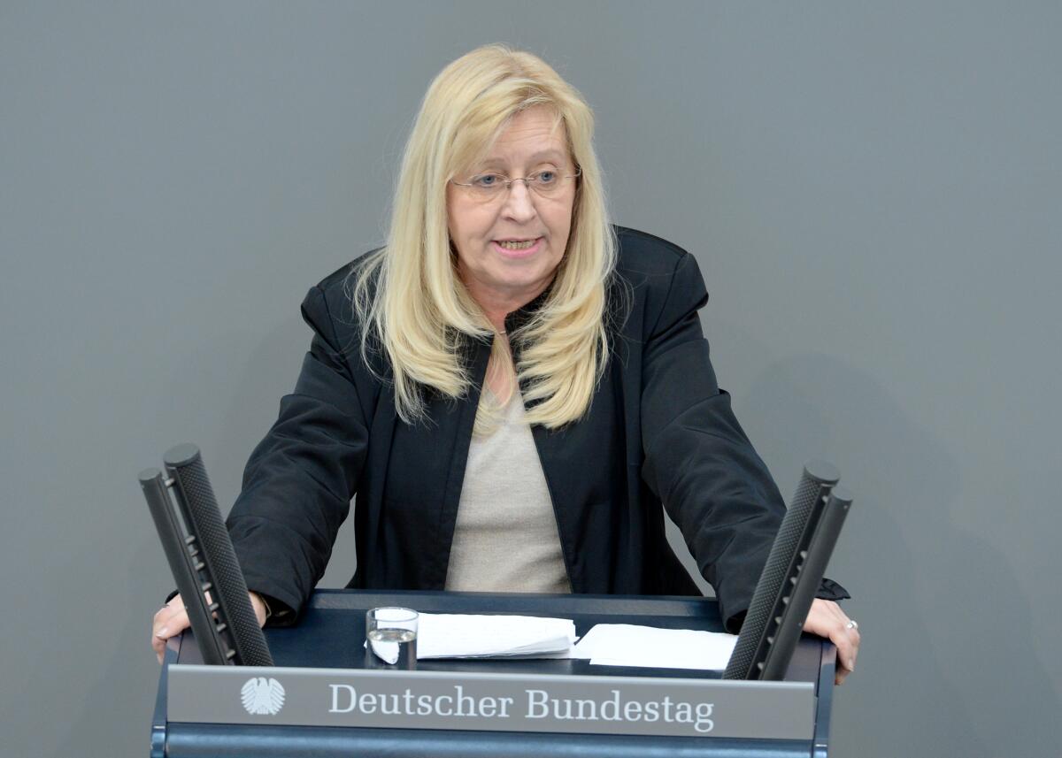 Gabriele Groneberg, SPD, Bundestagsabgeordnete, Abgeordnete, Mitglied des Deutschen Bundestages, MdB, Rede, Deutscher Bundestag, 23. Sitzung, ZP 2, Thema: Regierungserklärung zum Europäischen Rat.; Rednerpult. Groneberg, Gabriele Gabriele Groneberg, SPD, Bundestagsabgeordnete, Abgeordnete, Mitglied des Deutschen Bundestages, MdB, Rede, Deutscher Bundestag, 23. Sitzung, ZP 2, Thema: Regierungserklärung zum Europäischen Rat.; Rednerpult.