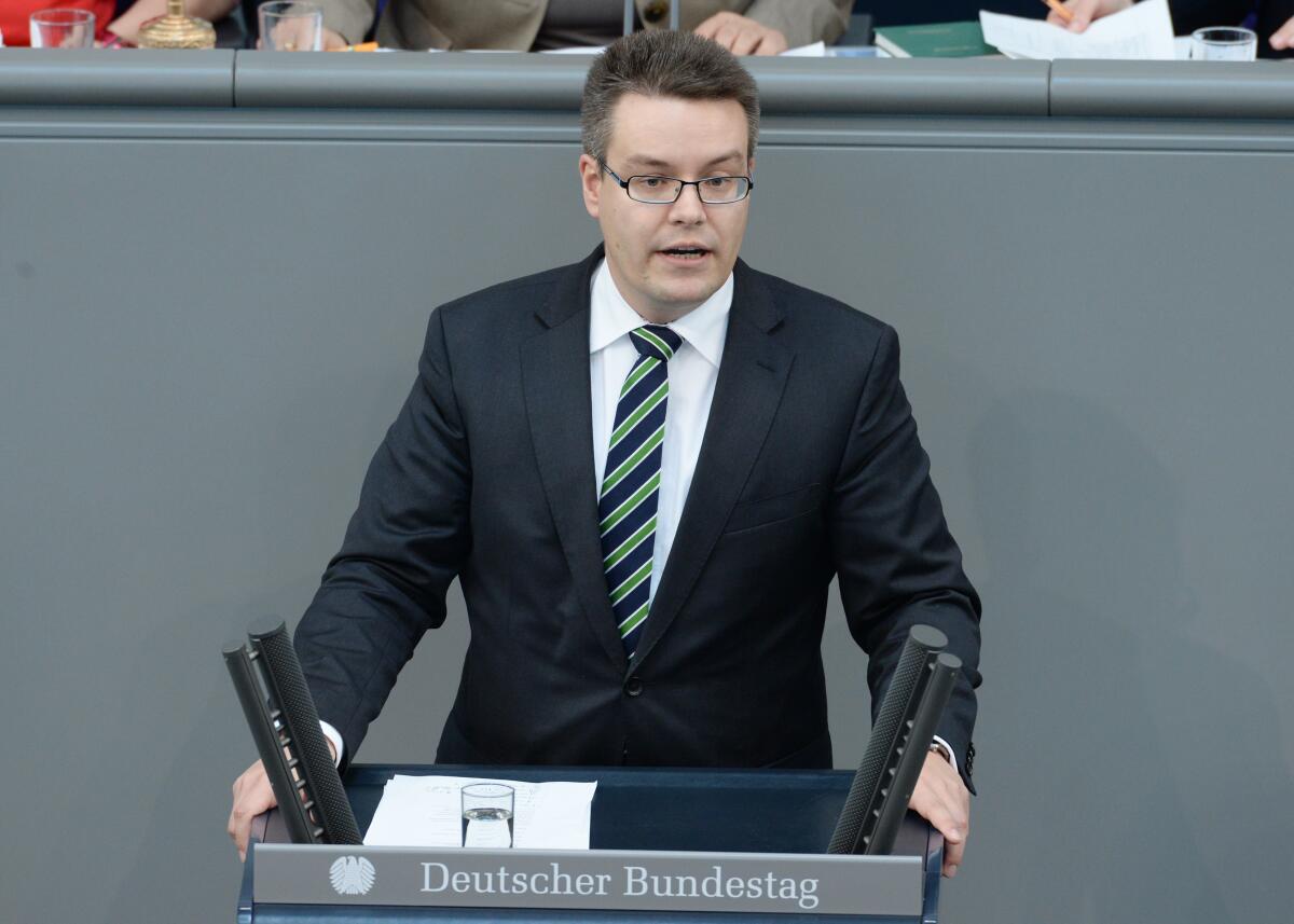 Dr. Tobias Lindner, Bündnis 90/Die Grünen, Bundestagsabgeordneter, Abgeordneter, Mitglied des Deutschen Bundestages, MdB, Rede, Deutscher Bundestag, 23. Sitzung, Top 4, Thema: Jahresbericht 2013 des Wehrbeauftragten.; Rednerpult. Lindner, Tobias Dr. Tobias Lindner, Bündnis 90/Die Grünen, Bundestagsabgeordneter, Abgeordneter, Mitglied des Deutschen Bundestages, MdB, Rede, Deutscher Bundestag, 23. Sitzung, Top 4, Thema: Jahresbericht 2013 des Wehrbeauftragten.; Rednerpult.