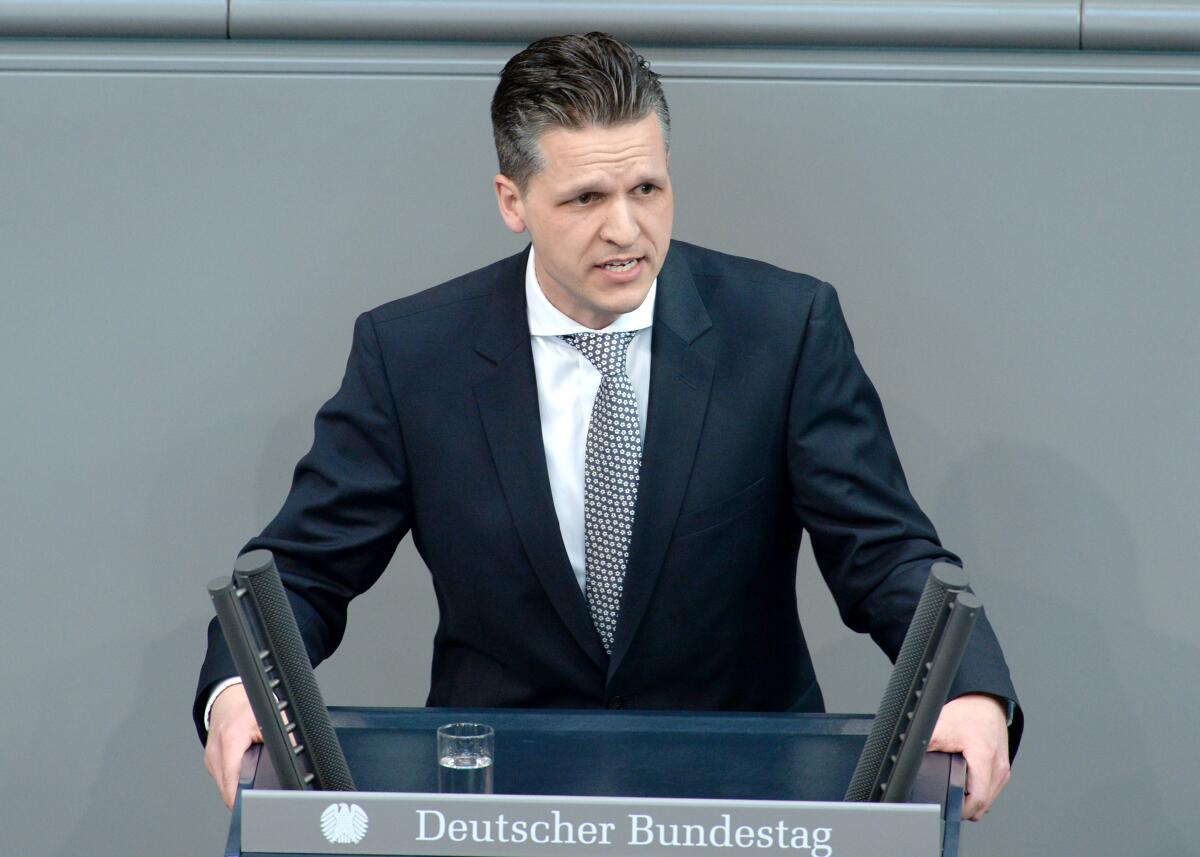 Thorsten Frei, CDU/CSU, Bundestagsabgeordneter, Abgeordneter, Mitglied des Deutschen Bundestages, MdB, Rede, Deutscher Bundestag, 14. Sitzung, Top 4, Thema: Bundeswehreinsatz in Afghanistan (ISAF).; Rednerpult. Frei, Thorsten Thorsten Frei, CDU/CSU, Bundestagsabgeordneter, Abgeordneter, Mitglied des Deutschen Bundestages, MdB, Rede, Deutscher Bundestag, 14. Sitzung, Top 4, Thema: Bundeswehreinsatz in Afghanistan (ISAF).; Rednerpult.