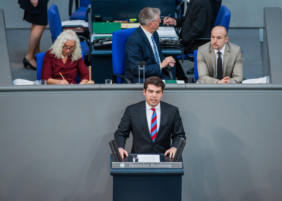 Thomas Hitschler, SPD, MdB hält eine Rede im Plenarsaal des Deutschen Bundestages. Vorsitz: Peter Hintze, CDU/CSU, Bundestagsvizepräsident, MdB.; Rede halten, Rednerpult, reden, Bundestagsabgeordneter, Abgeordneter, MItglied des Deutschen Bundestages, Schriftführer. Hitschler, Thomas; Hintze, Peter Thomas Hitschler, SPD, MdB hält eine Rede im Plenarsaal des Deutschen Bundestages. Vorsitz: Peter Hintze, CDU/CSU, Bundestagsvizepräsident, MdB.; Rede halten, Rednerpult, reden, Bundestagsabgeordneter, Abgeordneter, MItglied des Deutschen Bundestages, Schriftführer.