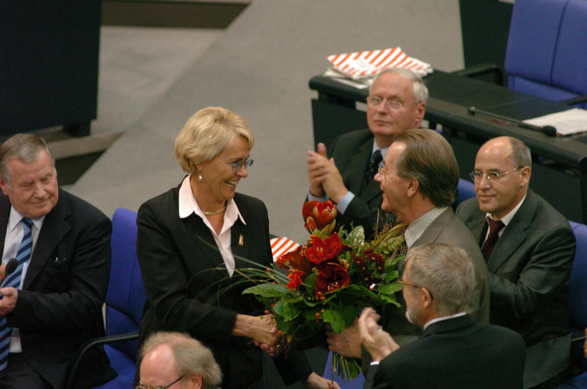 Bundestagsvizepräsidentin Dr. h. c. Susanne Kastner, SPD, als wiedergewählte Bundestagsvizepräsidentin nimmt Glückwünsche von Franz Müntefering, SPD, entgegen.; v.l. Dr. Lothar Bisky, Die Linke.PDS, Dr. h.c. Susanne Kastner, SPD, Franz Müntefering, SPD, dahinter: Oskar Lafontaine, Die Linke.PDS, Dr. Gregor Gysi, Die Linke.PDS Kastner, Susanne; Müntefering, Franz; Bisky, Lothar; Lafontaine, Oskar; Gysi, Gregor Bundestagsvizepräsidentin Dr. h. c. Susanne Kastner, SPD, als wiedergewählte Bundestagsvizepräsidentin nimmt Glückwünsche von Franz Müntefering, SPD, entgegen.; v.l. Dr. Lothar Bisky, Die Linke.PDS, Dr. h.c. Susanne Kastner, SPD, Franz Müntefering, SPD, dahinter: Oskar Lafontaine, Die Linke.PDS, Dr. Gregor Gysi, Die Linke.PDS