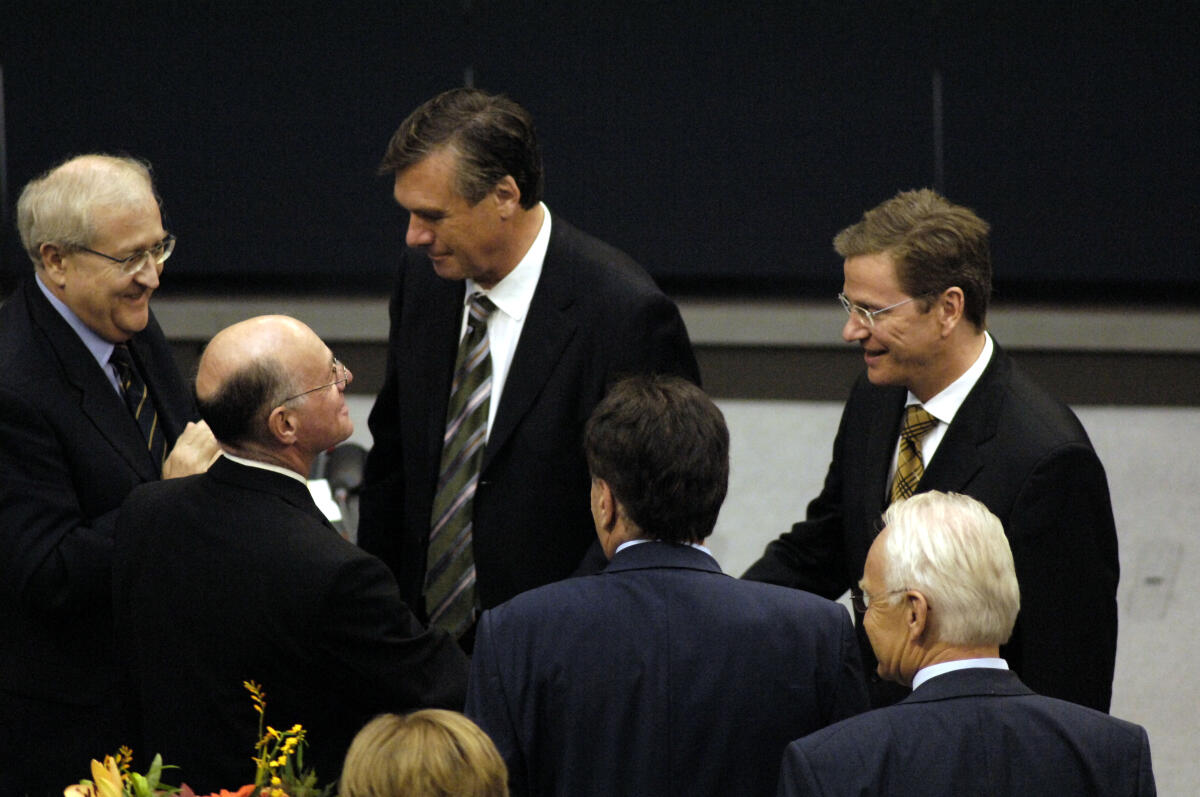 Lammert, Norbert; Westerwelle, Guido; Brüderle, Rainer; Gerhardt, Wolfgang Dr. Guido Westerwelle, FDP, Bundesvorsitzender der FDP, gratuliert Dr. Norbert Lammert, CDU/CSU, Mitte, zur Wahl des Bundestagspräsidenten. Dahinter: Rainer Brüderle, li. stellv. Fraktionsvorsitzender, und Dr. Wolfgang Gerhardt, beide FDP, Fraktionsvorsitzender.; Abgeordnete, MdB, CDU/CSU-Fraktion
