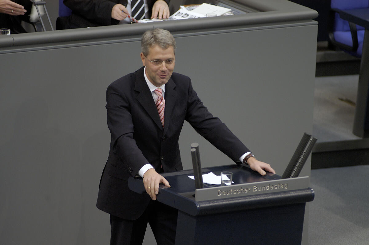 Konstituierende Sitzung des 16. Deutschen Bundestages; Dr. Norbert Röttgen, CDU/CSU, Erster Parlamentarischer Geschäftsführer,an Rednerpult..; Abgeordnete, MdB, CDU/CSU-Fraktion Röttgen, Norbert Konstituierende Sitzung des 16. Deutschen Bundestages; Dr. Norbert Röttgen, CDU/CSU, Erster Parlamentarischer Geschäftsführer,an Rednerpult..; Abgeordnete, MdB, CDU/CSU-Fraktion