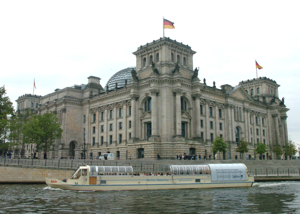 Aufnahme des Reichstagsgebäude bei Tag.; Reichstagsgebäude, Nord-Ostseite, Schiff, Spree, Boot Aufnahme des Reichstagsgebäude bei Tag.; Reichstagsgebäude, Nord-Ostseite, Schiff, Spree, Boot
