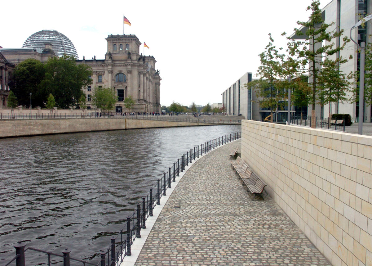 Aufnahme des Reichstaggebäudes vom Uferweg aus.; Reichstagsgebäude, Ostseite, Spree, Uferweg Marie-Elisabeth-Lüders-Haus Aufnahme des Reichstaggebäudes vom Uferweg aus.; Reichstagsgebäude, Ostseite, Spree, Uferweg Marie-Elisabeth-Lüders-Haus