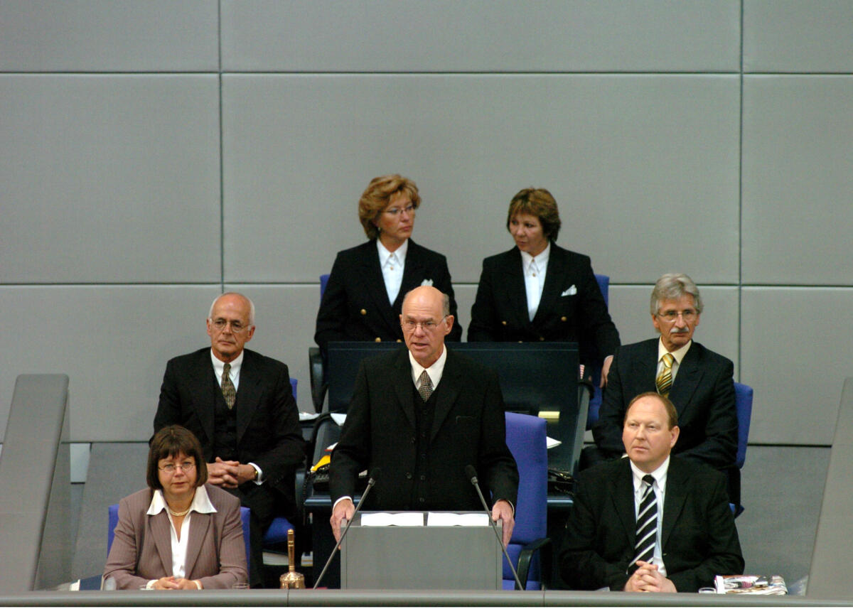 Lammert, Norbert; Brähmig, Klaus; Behm, Cornelia Dr. Norbert Lammert, CDU/CSU, (mi.), während seiner Ansprache als neu gewählter Bundestagspräsident.; Klaus Brähmig, CDU/CSU, Schriftführer, Cornelia Behm, Bündnis 90/Die Grünen, Schriftführerin.