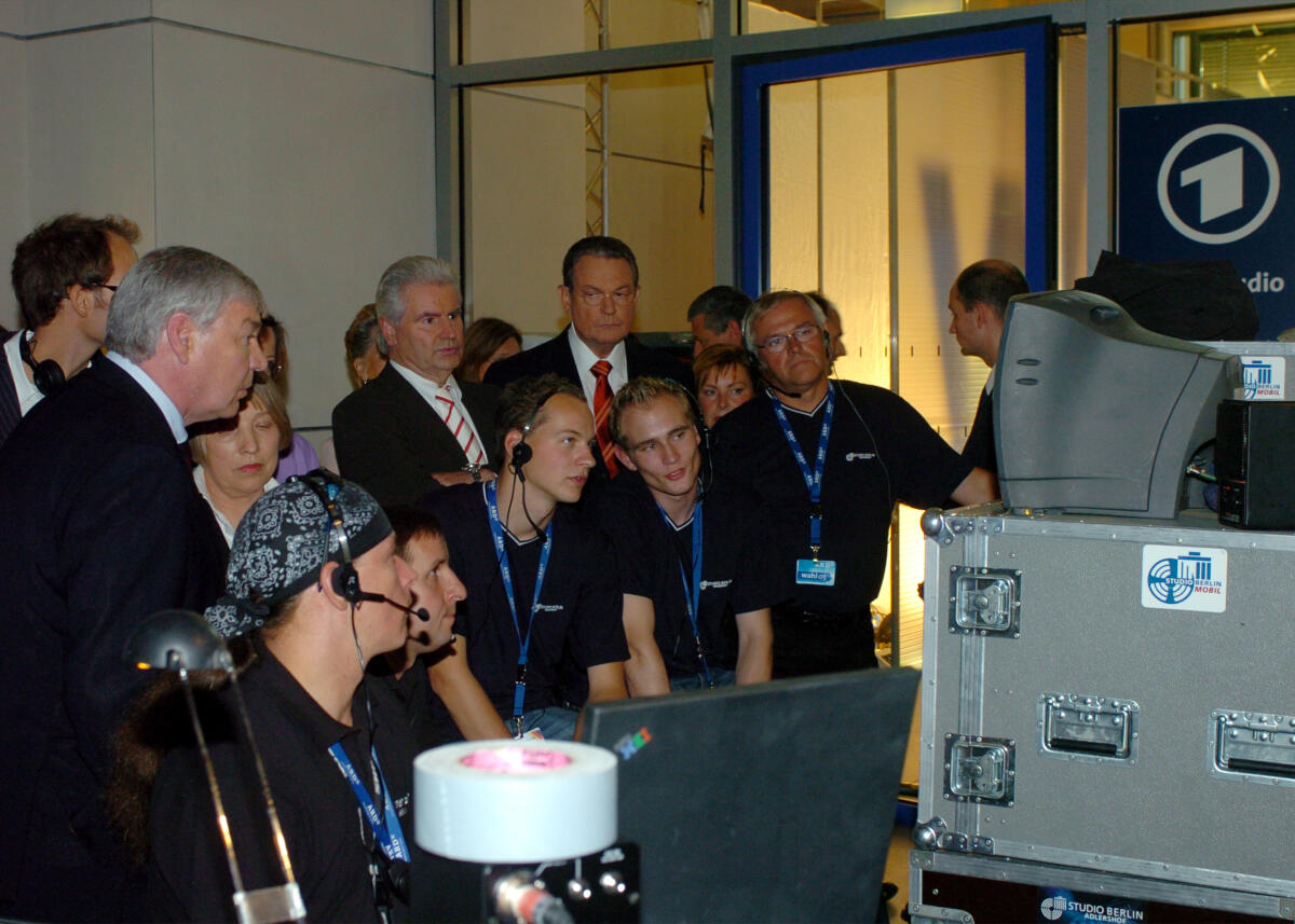  Bundestagswahl 2005. Medien im Reichstagsgebäude.; Hier vor dem ARD-Wahlstudio. Erste Hochrechnungen.