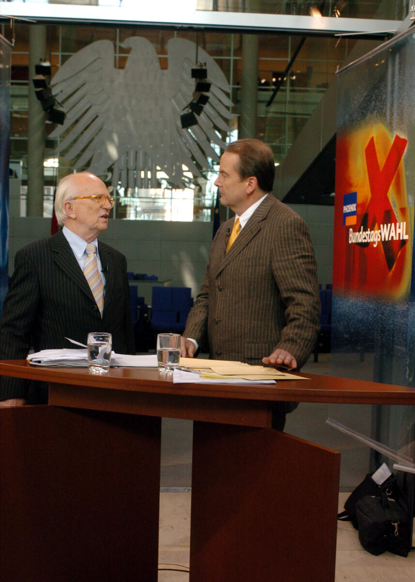 Nowottny, Friedrich Bundestagswahl 2005. Medien im Reichstagsgebäude.
Hier Friedrich Nowottny beim Sender Phönix.