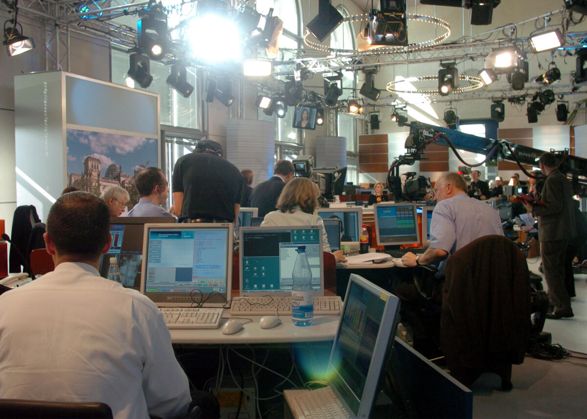  Journalisten während der Live-Übertragung im Reichstagsgebäude anläßlich der Bundestagswahl 2005. Hier im ZDF Wahlstudio.; Berichterstattung, Wahl, Medien, Presse
