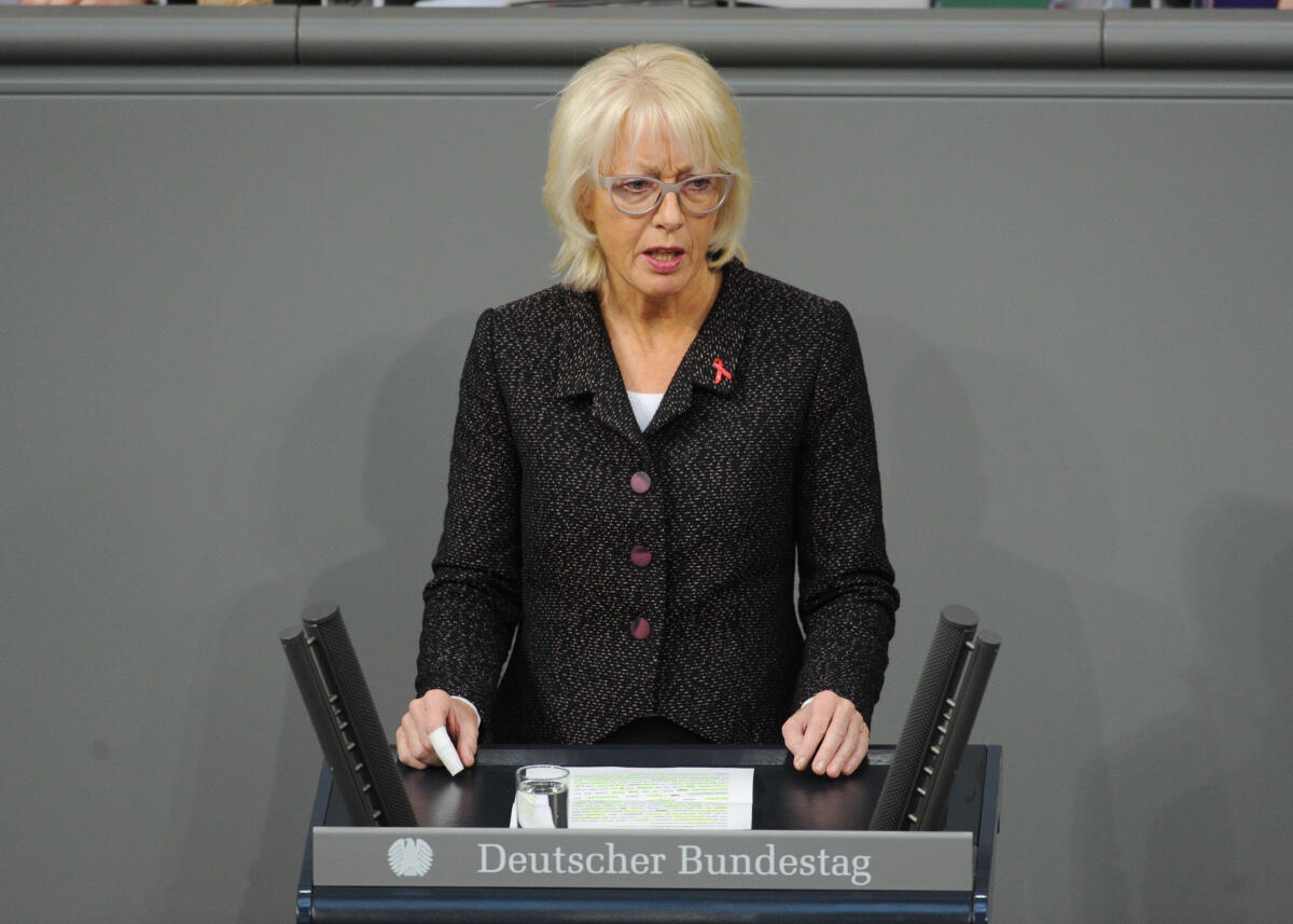Elfi Scho-Antwerpes, SPD, Bundestagsabgeordnete, Abgeordnete, Mitglied Deutscher Bundestag, MdB, Rede, 143. Sitzung, Top 3, Thema: Tierschutz.; Rednerpult. Scho-Antwerpes, Elfi Elfi Scho-Antwerpes, SPD, Bundestagsabgeordnete, Abgeordnete, Mitglied Deutscher Bundestag, MdB, Rede, 143. Sitzung, Top 3, Thema: Tierschutz.; Rednerpult.