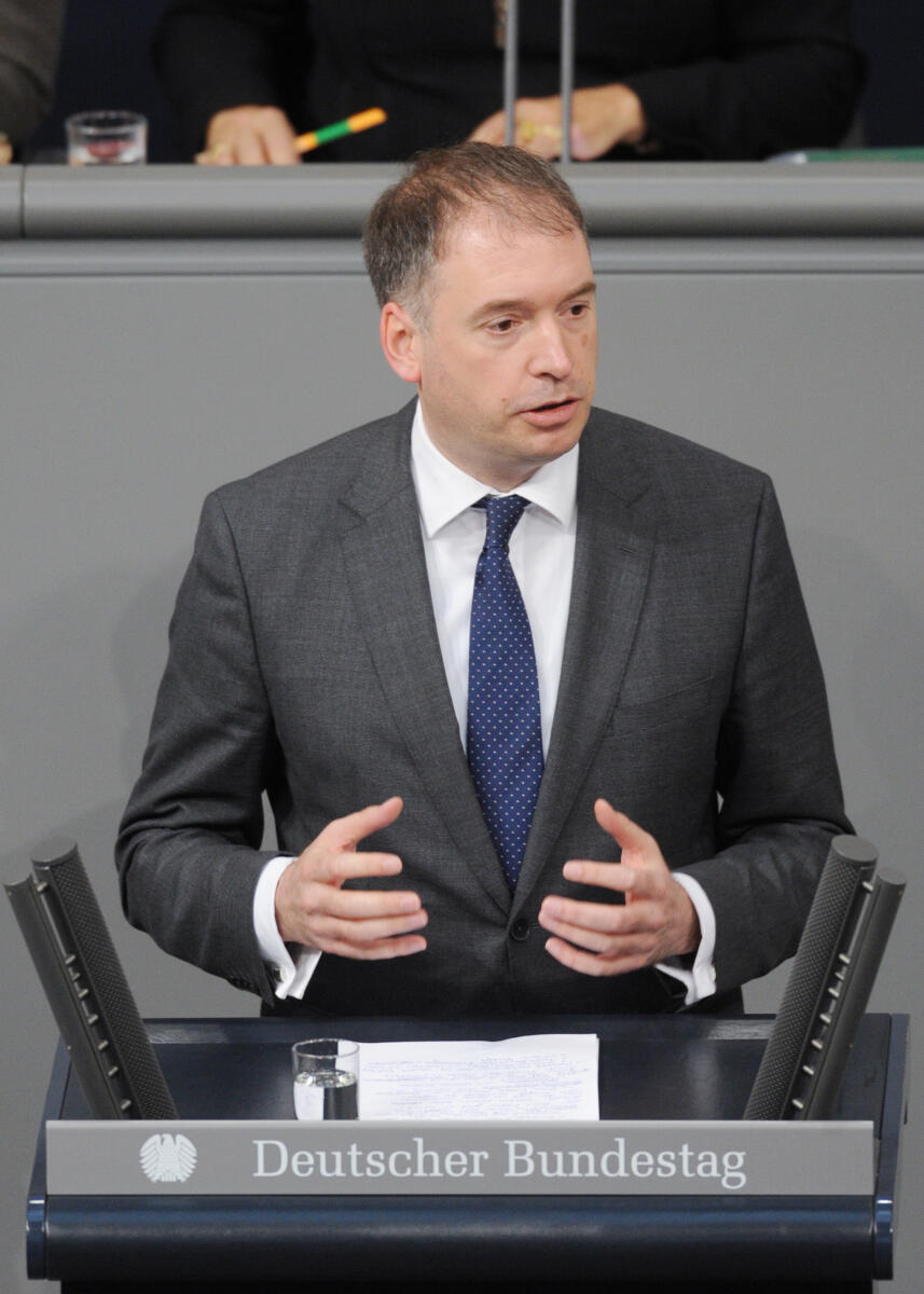 Niels Annen, SPD, Bundestagsabgeordneter, Abgeordneter, Mitglied Deutscher Bundestag, MdB, Rede, 142. Sitzung, ZP 1, Thema: Bundeswehreinsatz gegen Terrororganisation IS, Redner 6.; Rednerpult. Annen, Niels Niels Annen, SPD, Bundestagsabgeordneter, Abgeordneter, Mitglied Deutscher Bundestag, MdB, Rede, 142. Sitzung, ZP 1, Thema: Bundeswehreinsatz gegen Terrororganisation IS, Redner 6.; Rednerpult.