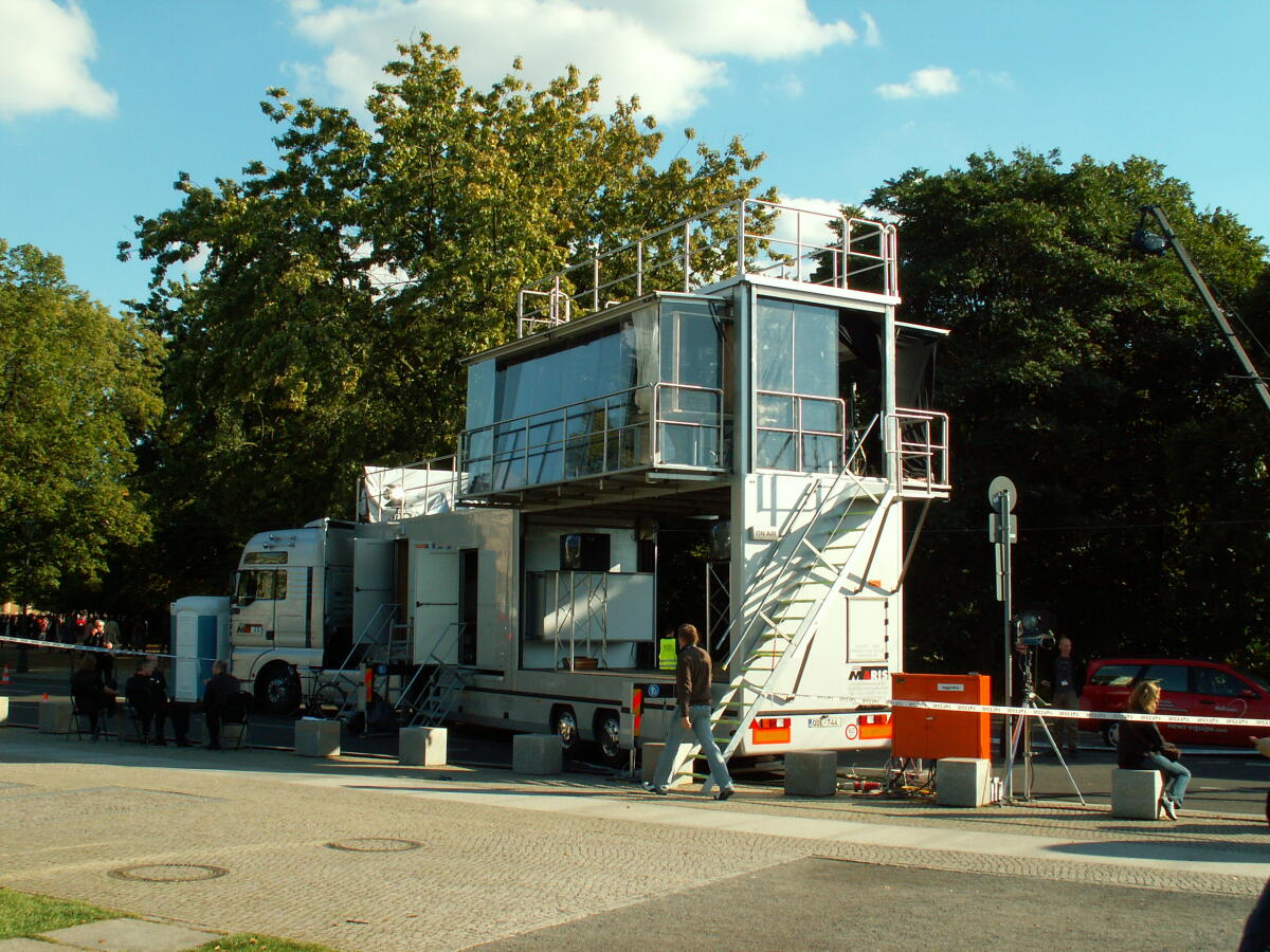  Presse- und Öffentlichkeitsarbeit im Rahmen der Bundestagswahl vom 18. September 2005; Wahl zum 16. Deutschen Bundestag; Übertragungswagen auf der Scheidemannstraße vor dem Reichstagsgebäude; [..]

Platz der Republik
