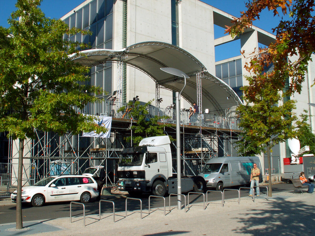  Presse- und Öffentlichkeitsarbeit im Rahmen der Bundestagswahl vom 18. September 2005; Wahl zum 16. Deutschen Bundestag; Übertragungswagen und Pressebühne auf der Paul-Löbe-Allee
