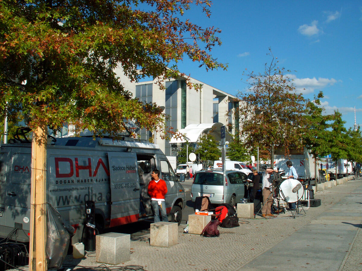  Presse- und Öffentlichkeitsarbeit im Rahmen der Bundestagswahl vom 18. September 2005; Wahl zum 16. Deutschen Bundestag; Übertragungswagen auf der Paul-Löbe-Allee; [..]

Platz der Republik