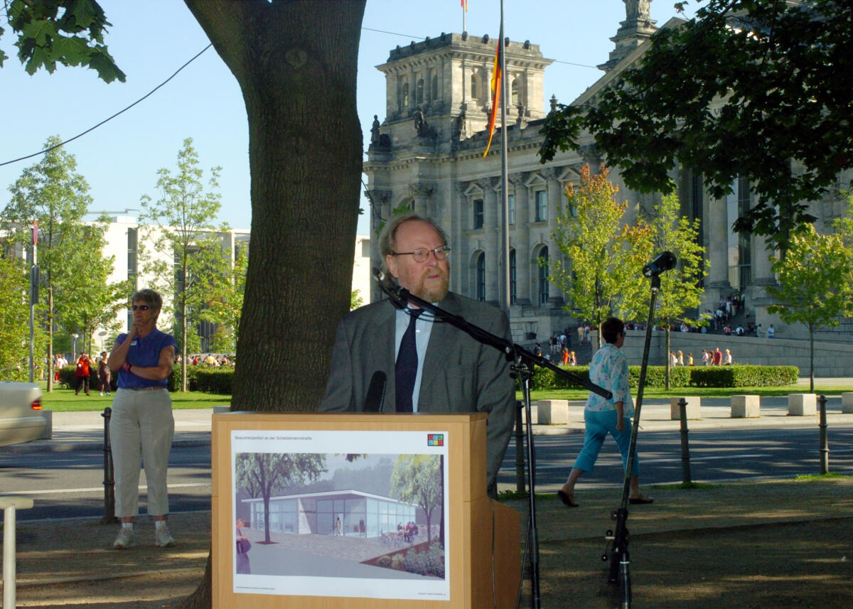 Bundestagspräsident Wolfgang Thierse, SPD, während seiner Rede anlässlich des Spatenstichs für den Besucherpavillion vor dem Reichstagsgebäude.; Reichstagsgebäude, Aussenansicht, Rednerpult, Pult Thierse, Wolfgang Bundestagspräsident Wolfgang Thierse, SPD, während seiner Rede anlässlich des Spatenstichs für den Besucherpavillion vor dem Reichstagsgebäude.; Reichstagsgebäude, Aussenansicht, Rednerpult, Pult