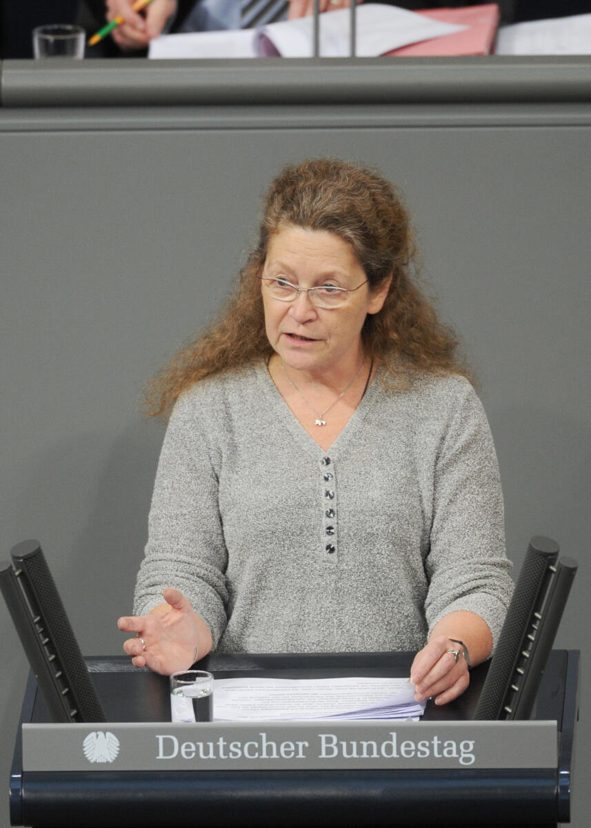 Birgit Menz, DIE LINKE, Bundestagsabgeordnete, Abgeordnete, Mitglied Deutscher Bundestag, MdB, Rede, 143. Sitzung, Top 3, Thema: Tierschutz, Redner 2.; Rednerpult. Menz, Birgit Birgit Menz, DIE LINKE, Bundestagsabgeordnete, Abgeordnete, Mitglied Deutscher Bundestag, MdB, Rede, 143. Sitzung, Top 3, Thema: Tierschutz, Redner 2.; Rednerpult.
