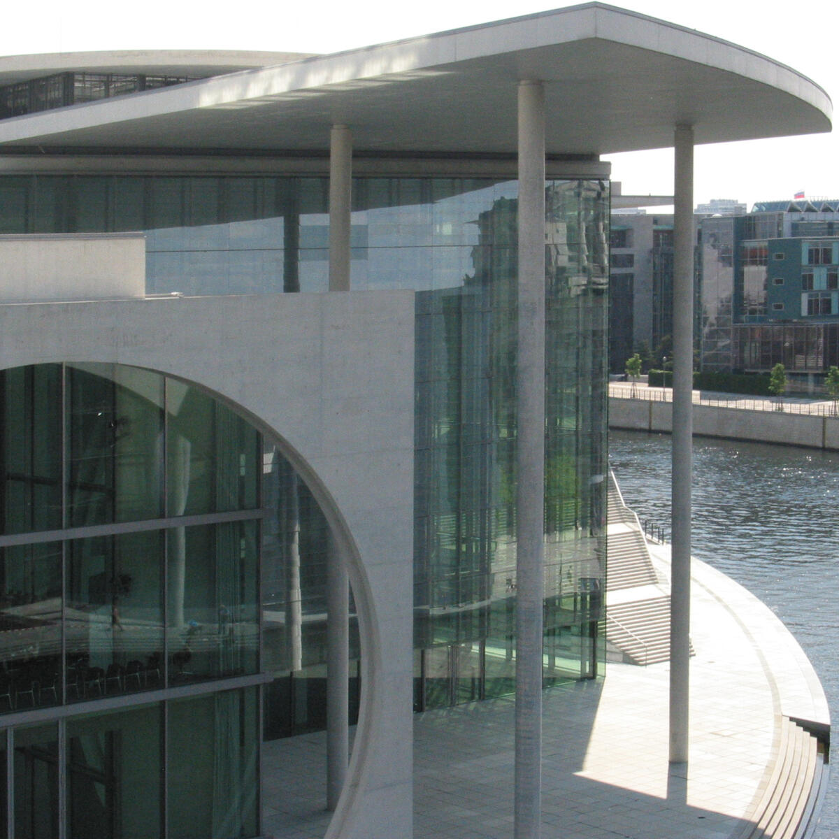Außenaufnahme vom Marie - Elisabeth-Lüdershaus mit Bilck auf die Spreebrücke.; Liegenschaften, Architektur; Marie-Elisabeth-Lüders-Haus, Außenansicht; Blick von der Spreebrücke Außenaufnahme vom Marie - Elisabeth-Lüdershaus mit Bilck auf die Spreebrücke.; Liegenschaften, Architektur; Marie-Elisabeth-Lüders-Haus, Außenansicht; Blick von der Spreebrücke