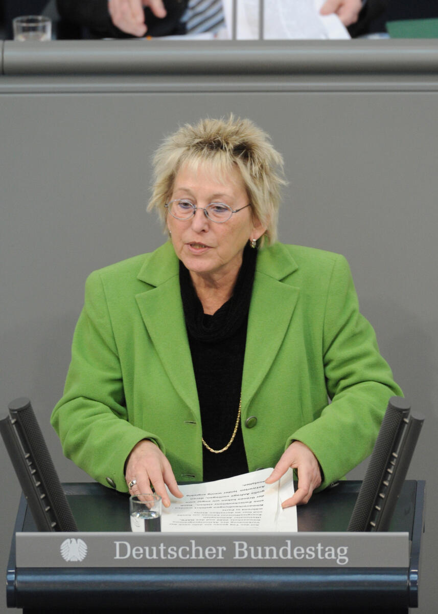 Bulling-Schröter, Eva Eva Bulling-Schröter, DIE LINKE, Bundestagsabgeordnete, Abgeordnete, Mitglied Deutscher Bundestag, MdB, Rede, 143. Sitzung, Top 4, Thema: Klimaschutz, Redner 3.; Rednerpult.