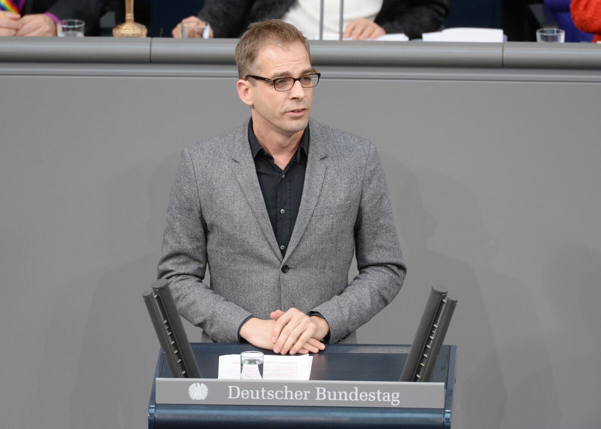 Stefan Liebich, DIE LINKE, Bundestagsabgeordneter, Abgeordneter, Mitglied Deutscher Bundestag, MdB, Rede, 146. Sitzung, Top 6, Thema: Bundeswehreinsatz Mittelmeer (OAE).; Rednerpult. Liebich, Stefan Stefan Liebich, DIE LINKE, Bundestagsabgeordneter, Abgeordneter, Mitglied Deutscher Bundestag, MdB, Rede, 146. Sitzung, Top 6, Thema: Bundeswehreinsatz Mittelmeer (OAE).; Rednerpult.