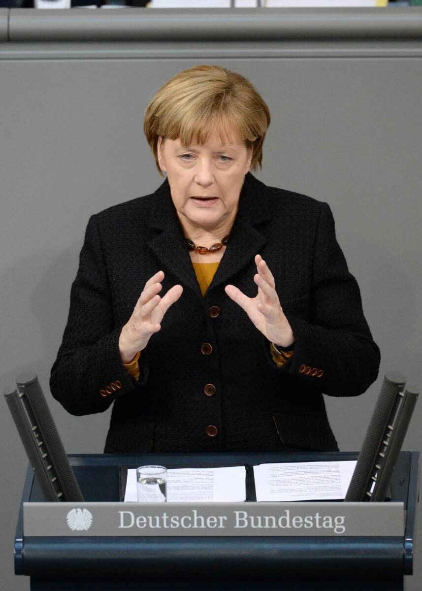 Merkel, Angela Dr. Angela Merkel, Bundeskanzlerin, CDU/CSU, Bundestagsabgeordnete, Abgeordnete, Mitglied Deutscher Bundestag, MdB, Rede, 145. Sitzung, Top 2, Thema: Regierungserklärung und Aussprache zum Europäischen Rat, Redner 1.; Rednerpult.