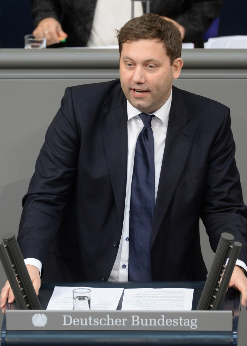 Lars Klingbeil, SPD, Bundestagsabgeordneter, Abgeordneter, Mitglied Deutscher Bundestag, MdB, Rede, 146. Sitzung, Top 5, Thema: Bundeswehreinsatz in Afghanistan (Resolute Support), Redner 6.; Rednerpult. Klingbeil, Lars Lars Klingbeil, SPD, Bundestagsabgeordneter, Abgeordneter, Mitglied Deutscher Bundestag, MdB, Rede, 146. Sitzung, Top 5, Thema: Bundeswehreinsatz in Afghanistan (Resolute Support), Redner 6.; Rednerpult.