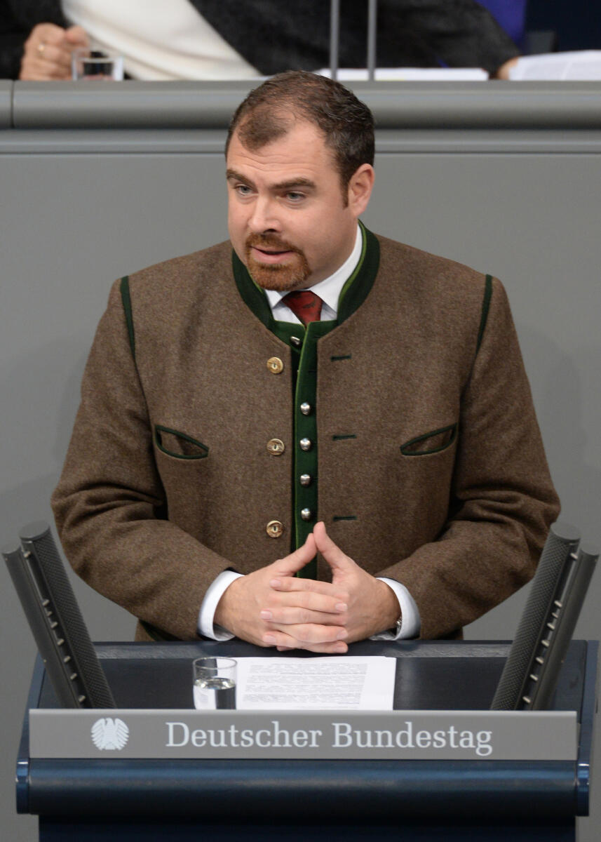 Florian Hahn, CDU/CSU, Bundestagsabgeordneter, Abgeordneter, Mitglied Deutscher Bundestag, MdB, Rede, 146. Sitzung, Top 5, Thema: Bundeswehreinsatz in Afghanistan (Resolute Support), Redner 7.; Rednerpult. Hahn, Florian Florian Hahn, CDU/CSU, Bundestagsabgeordneter, Abgeordneter, Mitglied Deutscher Bundestag, MdB, Rede, 146. Sitzung, Top 5, Thema: Bundeswehreinsatz in Afghanistan (Resolute Support), Redner 7.; Rednerpult.