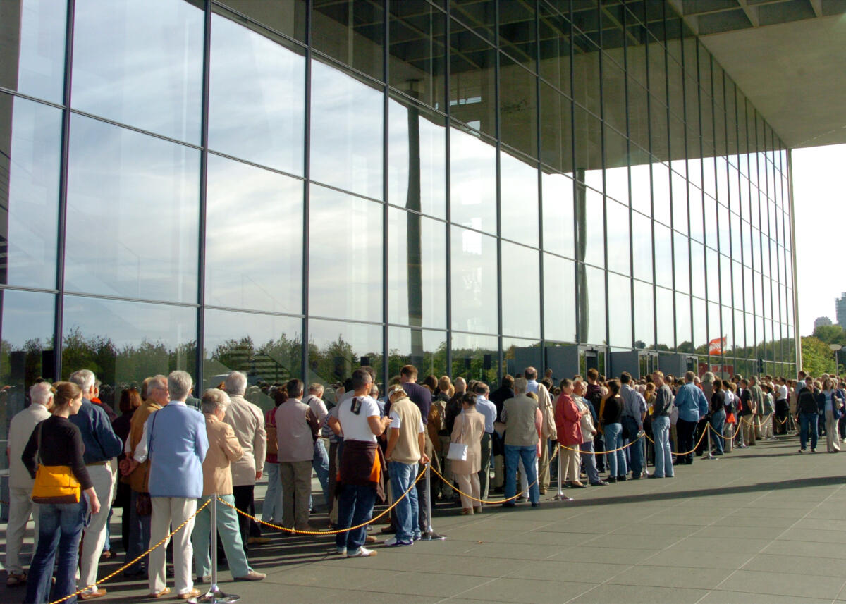 Tage der Ein- und Ausblicke im Deutschen Bundestag. Von Freitag, den 17.09.2004 bis Sonnabend, den 18.09.2004, Tag der offenen Tür, Besucher, Besucherschlange, Schlange Tage der Ein- und Ausblicke im Deutschen Bundestag. Von Freitag, den 17.09.2004 bis Sonnabend, den 18.09.2004, Tag der offenen Tür, Besucher, Besucherschlange, Schlange