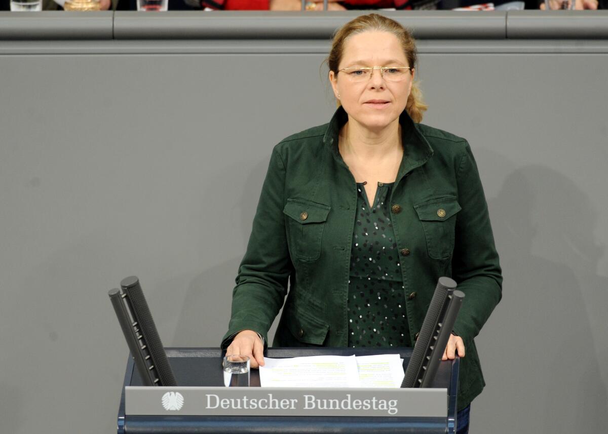 Wagner, Doris Doris Wagner, Bündnis 90/DIe Grünen, Bundestagsabgeordnete, Abgeordnete, Mitglied des Deutschen Bundestages, MdB, Rede, Deutscher Bundestag, 8. Sitzung, Top 4, Thema: Jahresbericht 2012 des Wehrbeauftragten.; Rednerpult.