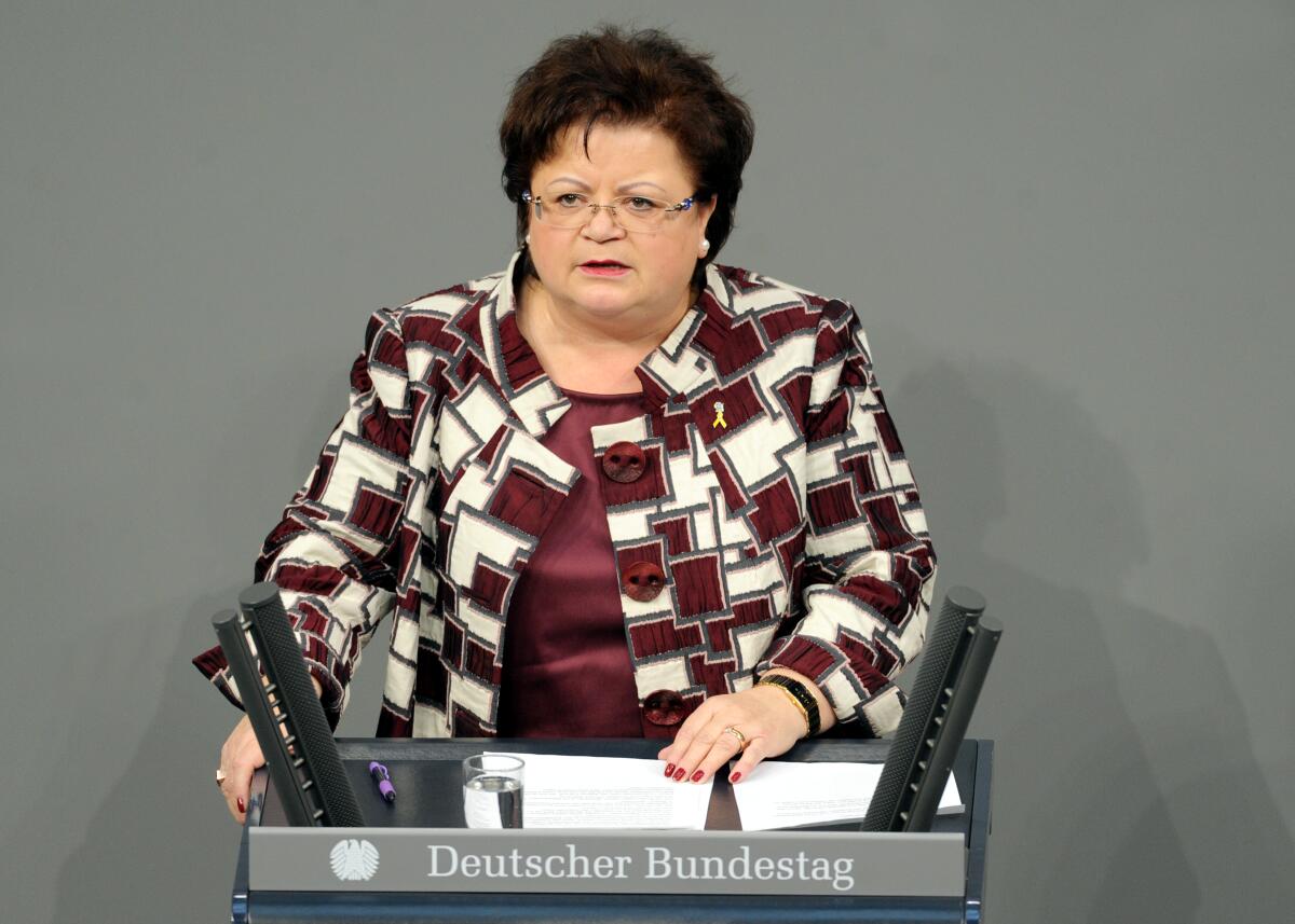 Schäfer, Anita Anita Schäfer, CDU/CSU, Bundestagsabgeordnete, Abgeordnete, Mitglied des Deutschen Bundestages, MdB, Rede, Deutscher Bundestag, 8. Sitzung, Top 4, Thema: Jahresbericht 2012 des Wehrbeauftragten.; Rednerpult.