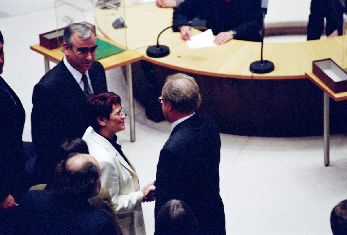 Die Wahl des Bundestagspräsidenten findet in der Konstituierenden Sitzung vom 26. Oktober 1998 im neuen Plenarsaal in Bonn statt. Wolfgang Thierse, SPD, gewinnt die Wahl und wird neuer Präsident des 14. Deutschen Bundestages.; Die abgewählte Bundestagspräsidentin Prof. Dr. Rita Süssmuth, CDU/CSU, MdB, gratuliert Wolfgang Thierse, SPD, MdB.; Wahl, konstituierende, Sitzung, Plenarsaal, Bonn, Gratulation, gratulieren Thierse, Wolfgang; Waigel, Theo; Süssmuth, Rita Die Wahl des Bundestagspräsidenten findet in der Konstituierenden Sitzung vom 26. Oktober 1998 im neuen Plenarsaal in Bonn statt. Wolfgang Thierse, SPD, gewinnt die Wahl und wird neuer Präsident des 14. Deutschen Bundestages.; Die abgewählte Bundestagspräsidentin Prof. Dr. Rita Süssmuth, CDU/CSU, MdB, gratuliert Wolfgang Thierse, SPD, MdB.; Wahl, konstituierende, Sitzung, Plenarsaal, Bonn, Gratulation, gratulieren