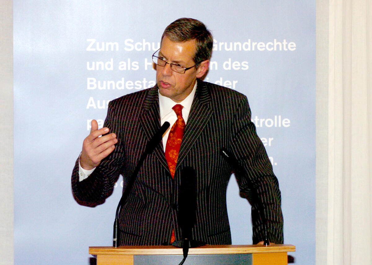 Robbe, Reinhold Reinhold Robbe, SPD, Wehrbeauftragter des Deutschen Bundestages, stellt das Buch "Zum Schutze der Grundrechte..." vor.