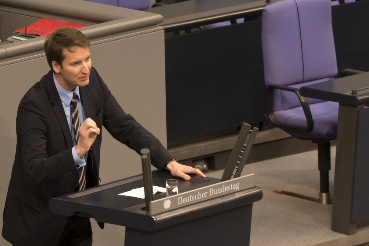 Dr. Patrick Sensburg, CDU/CSU, MdB, bei seiner Rede am Rednerpult im Plenarsaal des Deutschen Bundestages im Reichstagsgebäude. Sensburg, Patrick Dr. Patrick Sensburg, CDU/CSU, MdB, bei seiner Rede am Rednerpult im Plenarsaal des Deutschen Bundestages im Reichstagsgebäude.