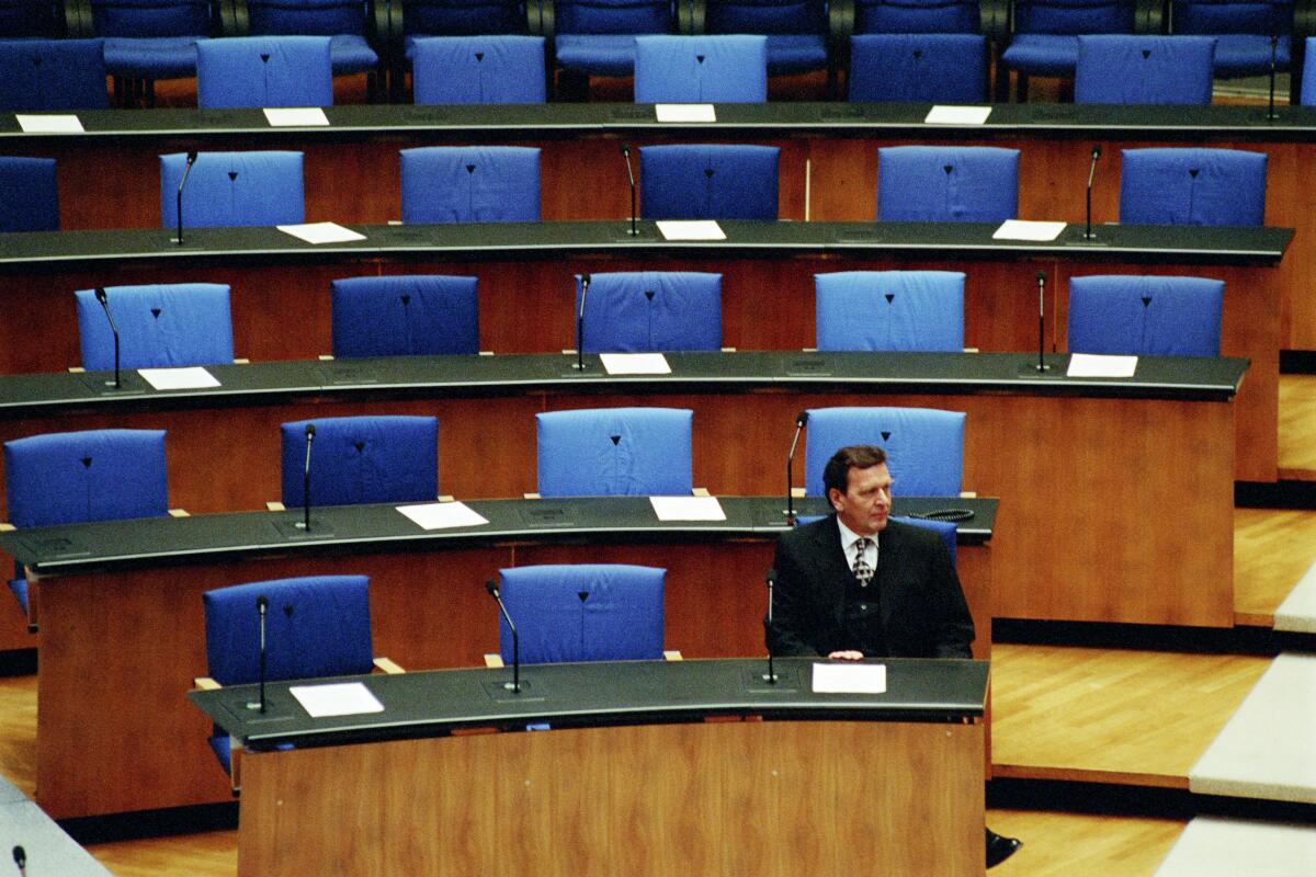 Die Wahl des Bundeskanzlers findet einen Tag nach der Konstituierenden Sitzung am 27. Oktober 1998 im neuen Plenarsaal in Bonn statt.; Der neue Bundeskanzler Gerhard Schröder, SPD, MdB, nimmt als Erster Platz auf der Regierungsbank.; Kanzler, Regierungsbank Schröder, Gerhard Die Wahl des Bundeskanzlers findet einen Tag nach der Konstituierenden Sitzung am 27. Oktober 1998 im neuen Plenarsaal in Bonn statt.; Der neue Bundeskanzler Gerhard Schröder, SPD, MdB, nimmt als Erster Platz auf der Regierungsbank.; Kanzler, Regierungsbank
