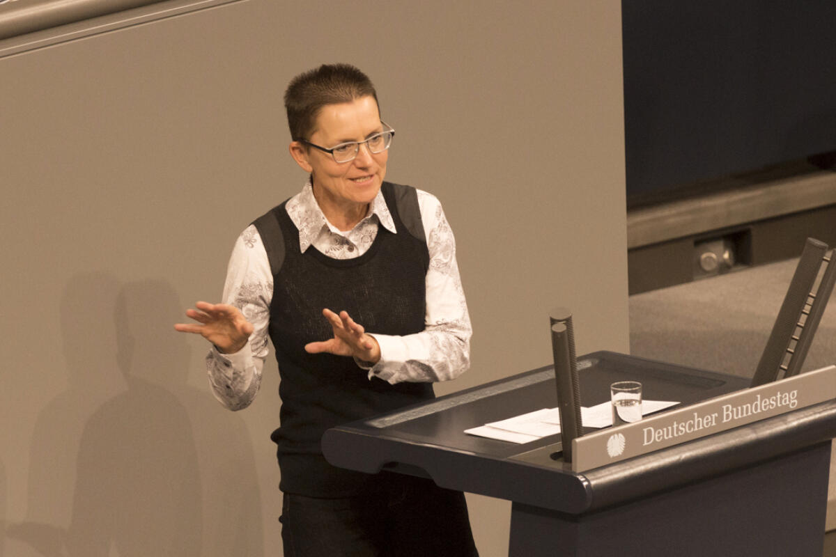 Dr. Petra Sitte, Die Linke, MdB, während ihrer Rede am Rednerpult im Plenarsaal des Deutschen Bundestages im Reichstagsgebäude. Sitte, Petra Dr. Petra Sitte, Die Linke, MdB, während ihrer Rede am Rednerpult im Plenarsaal des Deutschen Bundestages im Reichstagsgebäude.