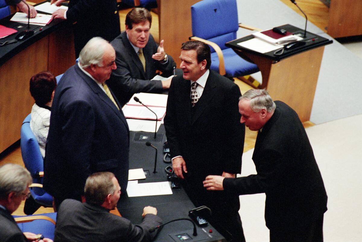 Die Wahl des Bundeskanzlers findet einen Tag nach der Konstituierenden Sitzung am 27. Oktober 1998 im neuen Plenarsaal in Bonn statt.; Der Kanzlerkandidat der SPD, Gerhard Schröder (mitte) und der SPD-Parteivorsitzende Oskar Lafontaine (rechts), im Gespräch mit dem noch amtierenden Bundeskanzler Helmut Kohl, CDU/CSU, MdB (links), und dem Vorsitzenden der Unionsfraktion Wolfgang Schäuble, MdB.; Bundestagsabgeordnete, Abgeordnete, Gespräch, Kanzler, Kandidat, Gestik, gestikulieren Kohl, Helmut; Schröder, Gerhard; Lafontaine, Oskar; Schäuble, Wolfgang; Glos, Michael Die Wahl des Bundeskanzlers findet einen Tag nach der Konstituierenden Sitzung am 27. Oktober 1998 im neuen Plenarsaal in Bonn statt.; Der Kanzlerkandidat der SPD, Gerhard Schröder (mitte) und der SPD-Parteivorsitzende Oskar Lafontaine (rechts), im Gespräch mit dem noch amtierenden Bundeskanzler Helmut Kohl, CDU/CSU, MdB (links), und dem Vorsitzenden der Unionsfraktion Wolfgang Schäuble, MdB.; Bundestagsabgeordnete, Abgeordnete, Gespräch, Kanzler, Kandidat, Gestik, gestikulieren