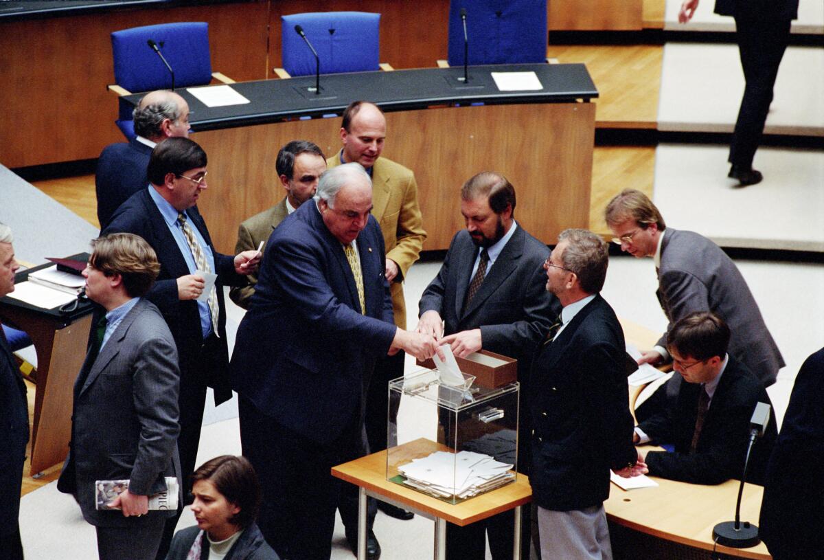 Die Wahl des Bundeskanzlers findet einen Tag nach der Konstituierenden Sitzung am 27. Oktober 1998 im neuen Plenarsaal in Bonn statt.; Der noch amtierende Bundeskanzler Helmut Kohl, CDU/CSU, MdB, gibt seinen Stimmzettel ab.; Bundestagsabgeordnete, Abgeordnete, Wahlurne, Urne, wählen, abstimmen, Abstimmung, Wahlzettel Kohl, Helmut Die Wahl des Bundeskanzlers findet einen Tag nach der Konstituierenden Sitzung am 27. Oktober 1998 im neuen Plenarsaal in Bonn statt.; Der noch amtierende Bundeskanzler Helmut Kohl, CDU/CSU, MdB, gibt seinen Stimmzettel ab.; Bundestagsabgeordnete, Abgeordnete, Wahlurne, Urne, wählen, abstimmen, Abstimmung, Wahlzettel